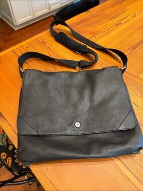 Men's Black Leather Messenger Bag with Adjustable Shoulder Strap